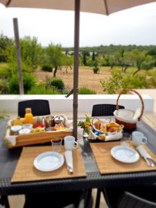 阿尔戈什Cosy Guest House - Villa das Alfarrobas的一张桌子,上面放着两盘食物