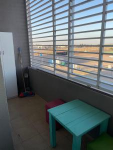 迈普Depto Maipú的客房设有桌子和窗户,并带有机场