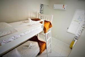 阿奎拉兹BEACH PARK PALM - COBERTURA Luxo的小客房内的两张双层床位 - 带毛巾