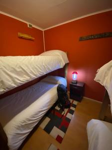 百内三塔孔卡什根旅舍的客房设有两张双层床和一张带台灯的桌子。
