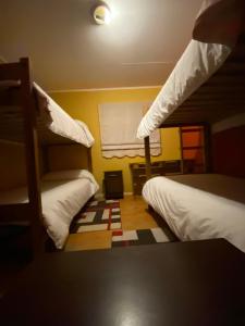 百内三塔孔卡什根旅舍的客房设有两张双层床和一扇窗户。