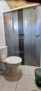 Mundo NovoCabana Campinho II的一间带卫生间和淋浴的浴室