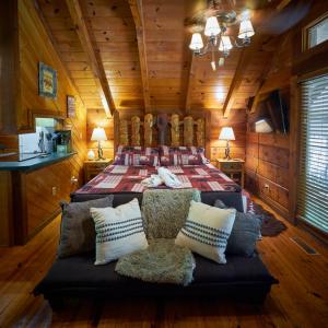 赛维尔维尔Gatlinburg Area Hottub Cabin - Ladyslipper的小木屋内一间卧室,配有一张床