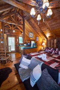 赛维尔维尔Gatlinburg Area Hottub Cabin - Ladyslipper的小木屋内带沙发的客厅