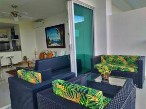 卡塔赫纳Morros Epic的客厅配有两张沙发和一张桌子