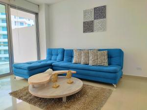 卡塔赫纳Morros Epic的客厅配有蓝色的沙发和桌子