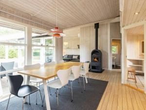 奥特鲁普Holiday home Otterup XVIII的一间带桌椅和壁炉的用餐室