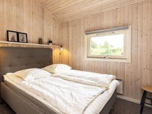 奥特鲁普Holiday home Otterup XVIII的一间卧室设有一张大床和窗户