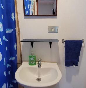 兰金Lauris Hotel的一间带水槽和蓝毛巾的浴室