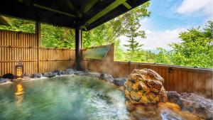 八幡平市八幡平山酒店及Spa的后院的热水浴池