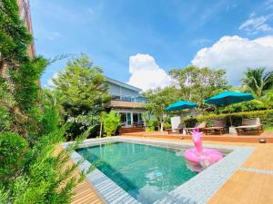 奥南海滩Siya Private Pool Villa Ao Nang的一座房子里一座游泳池,里面装有粉红色的火烈鸟