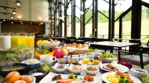 八幡平市八幡平山酒店及Spa的一张桌子上放着许多碗食物