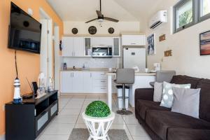 阿瓜达Beautiful Ocean Front Villa的带沙发的客厅和厨房