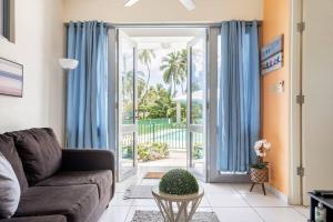 阿瓜达Beautiful Ocean Front Villa的带沙发和滑动玻璃门的客厅