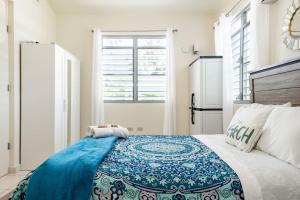 阿瓜达Beautiful Ocean Front Villa的一间卧室配有一张带蓝色毯子的床