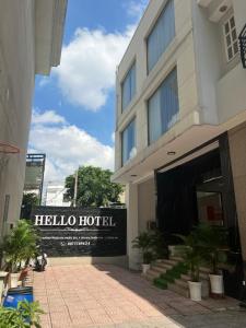 Bùi TiếngHello Hotel的一家标有读Hello酒店的酒店