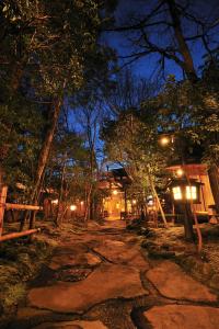 南小国町黑川温泉御宿酒店的森林中一条小径的夜幕