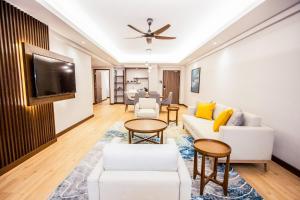 波德申Villea Port Dickson的客厅配有白色家具和平面电视