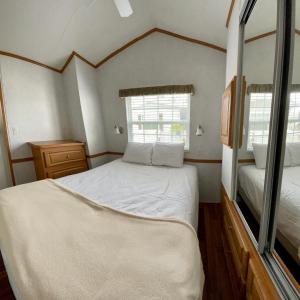 圣奥古斯丁Ocean Grove RV Resort St Augustine的一间小卧室,配有床和2个窗户