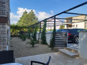 塞尔瑟Apartments and rooms with parking space Selce, Crikvenica - 2379的院子里的凉棚,上面有植物