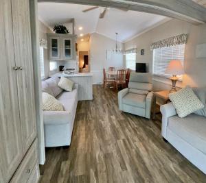 圣奥古斯丁Ocean Grove RV Resort St Augustine的一间带2张白色沙发的客厅和一间厨房