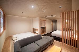 京都Rinn Gion Kenninji Villa的一间卧室配有一张床和一个沙发