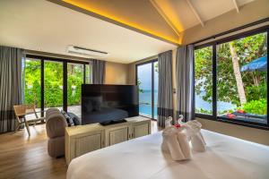 拉迈Thai Fight Hotel的酒店客房设有带电视的床铺和客房。