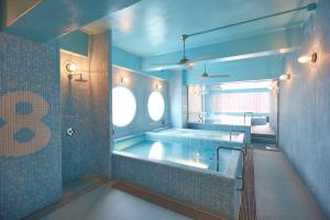 藤泽8 Hotel Shonan Fujisawa的带浴缸和窗户的大浴室