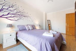 拉奥罗塔瓦Atico Mencey的卧室配有一张挂在墙上的树壁床。