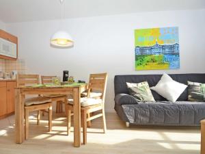 宾茨Wohnpark Stadt Hamburg - Apt. 01的客厅配有桌子和沙发