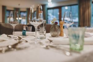 萨尔巴赫迪耶索恩酒店的一张桌子,上面放有酒杯和餐巾