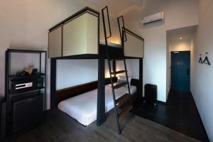 曼谷Beanstalk Bangkok的一间卧室配有两张双层床和镜子