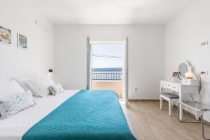 麦米科Luxurious apartments Bona fide的白色卧室配有一张大床和一张书桌