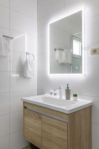 麦米科Luxurious apartments Bona fide的白色的浴室设有水槽和镜子