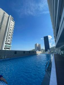 归仁Glese Balcony Seaview Apartment - FLC Sea Tower Quy Nhon的一座位于城市中心,拥有建筑物的游泳池