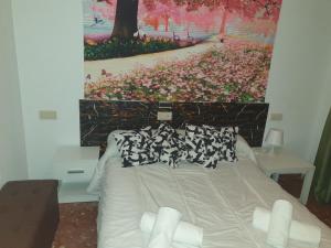 Peal de BecerroHotel Al-Ándalus Peal, en Cazorla Comarca的一间卧室配有一张壁画床