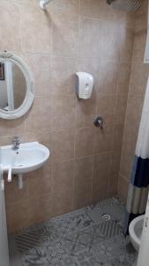 海法Hotel Loui Talpiot的一间带水槽、镜子和卫生间的浴室