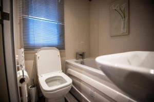 佩恩顿Holly的浴室配有白色卫生间和盥洗盆。