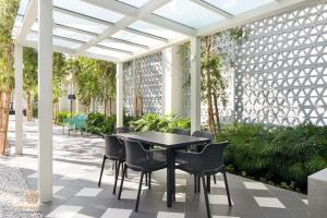 吉隆坡UNA Serviced Apartment, Sunway Velocity Kuala Lumpur的露台配有桌椅和凉亭