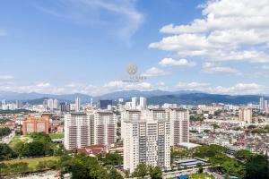 吉隆坡UNA Serviced Apartment, Sunway Velocity Kuala Lumpur的享有拥有建筑和山脉的城市美景