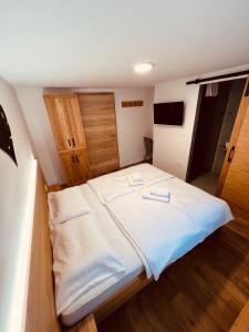 戈雷尼斯卡地区采尔克列PJagodic Hotel Cerklje - 5min to Airport的一间卧室配有一张带白色床单的大床
