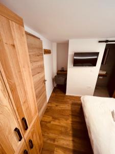 戈雷尼斯卡地区采尔克列PJagodic Hotel Cerklje - 5min to Airport的一间设有木门和一张床的房间