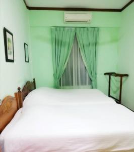 马六甲1511旅馆的卧室设有一张白色大床和一扇窗户。