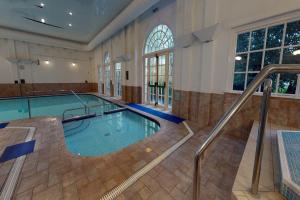 加登城切斯特圣大卫乡村酒店的大楼内的大型室内游泳池