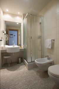阿尔巴朗格酒店的带淋浴、盥洗盆和卫生间的浴室