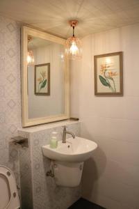 Greenery Vintage - Koyo เกาะยอ的一间带水槽和镜子的浴室
