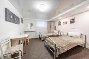 汉诺威Nice Private Apartment的一间医院间,配有两张床和一张书桌