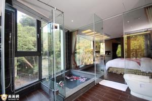 鱼池乡日月潭水岸休闲饭店(二馆)的一间卧室设有淋浴、一张床和一个浴缸。