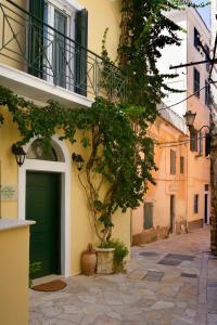 科孚镇CASA VERDE的街道上设有绿门的建筑