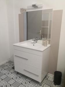 Louzac - Saint-AndréChez Alex et Sophie的白色的浴室设有水槽和镜子